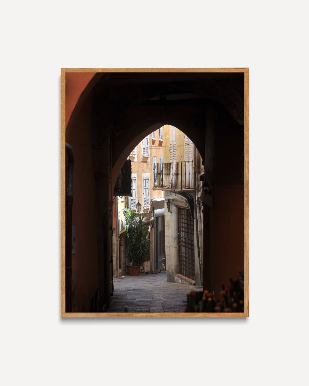 Straat met boog in historisch stadscentrum Poster – portret poster als wanddecoratie
