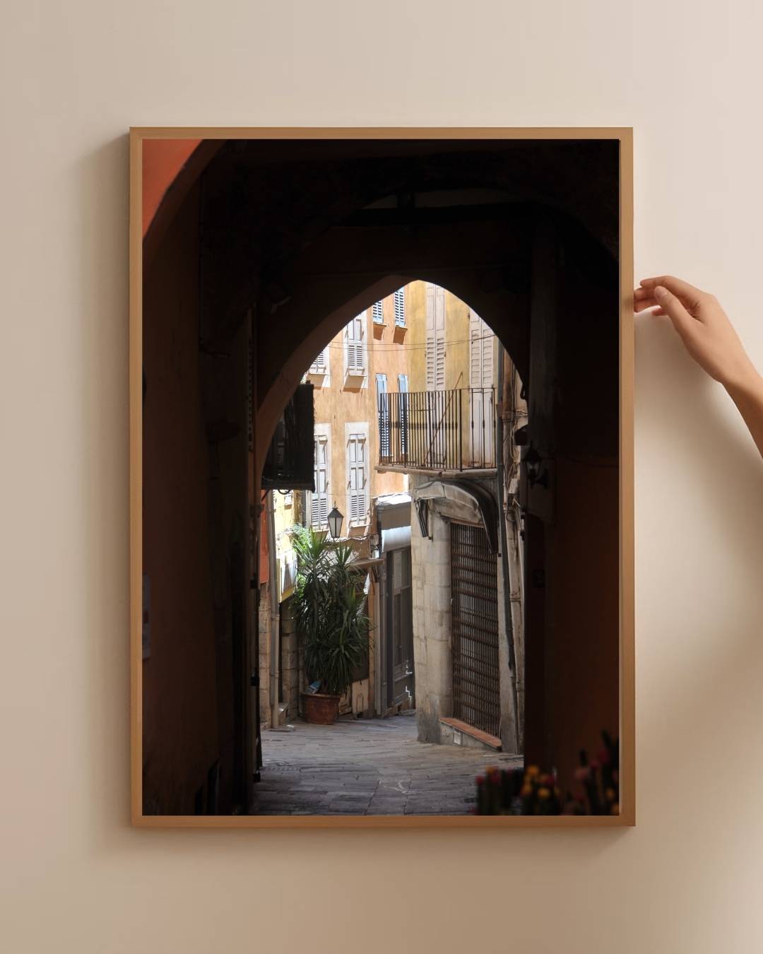 Straat met boog in historisch stadscentrum Poster – staande poster voor modern interieur
