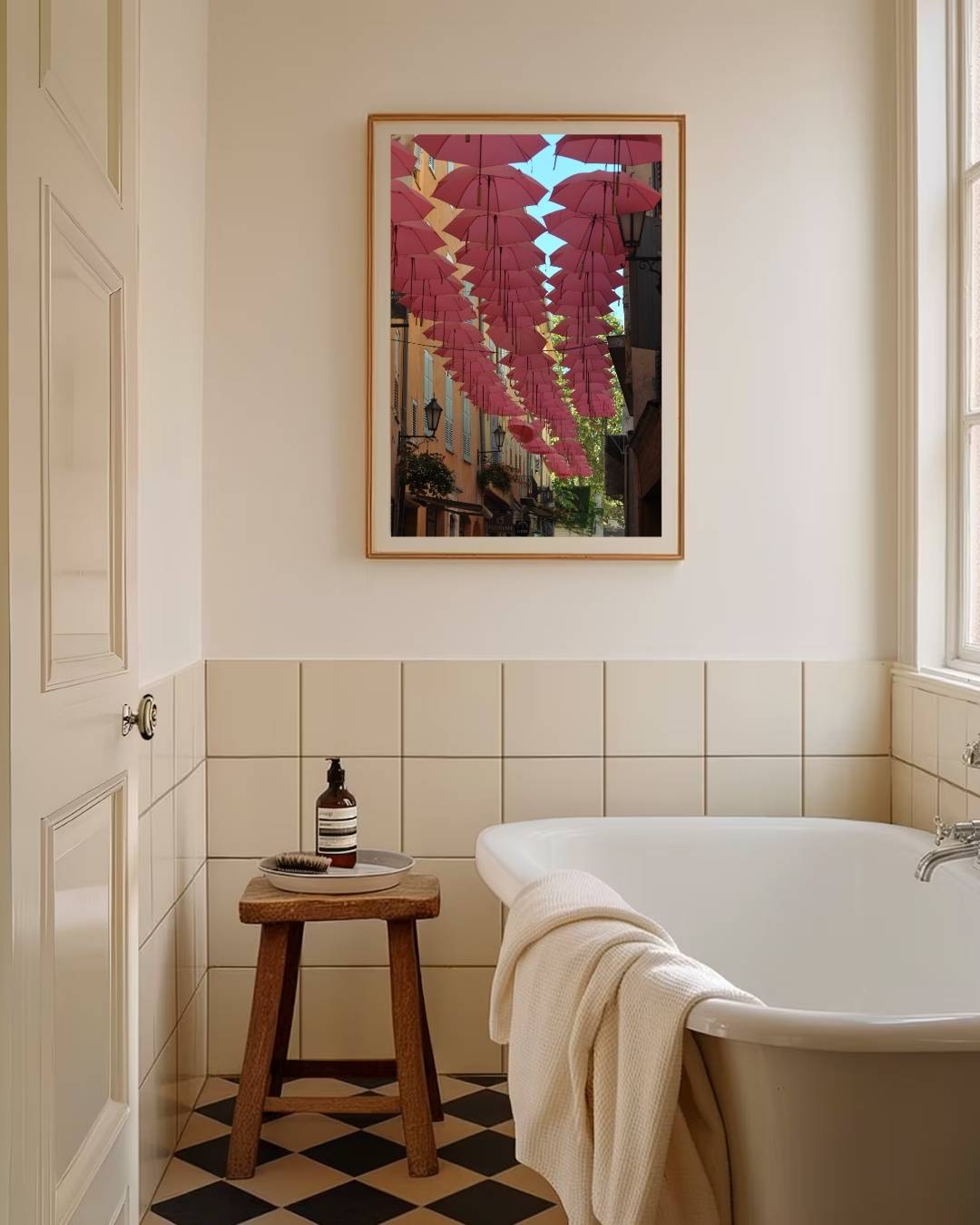Roze paraplu's boven een zonnige straat Poster – staande poster voor modern interieur