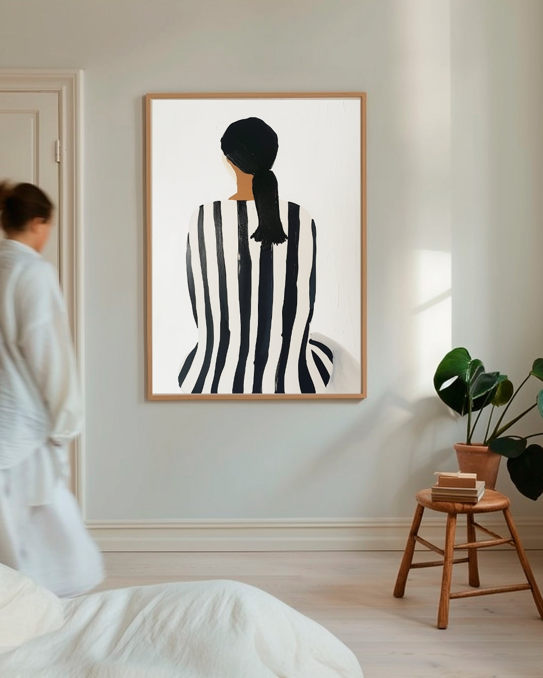 Vrouw in Zwart-Witte Strepen Poster – staande poster voor modern interieur