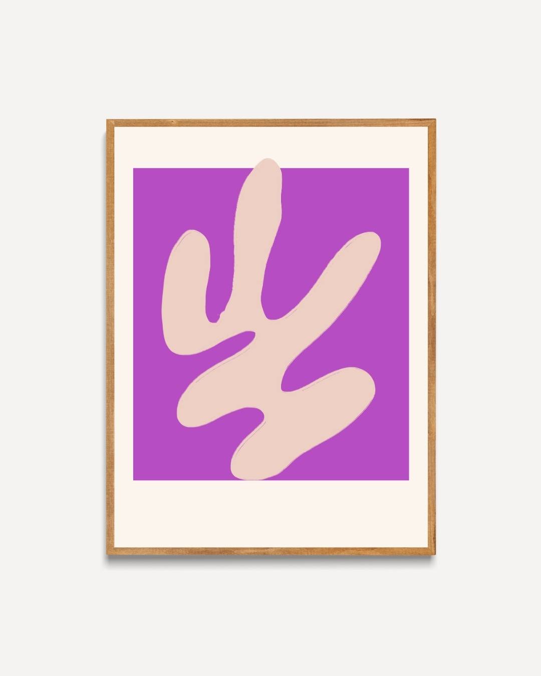 Beige abstracte vorm op paarse achtergrond Poster – portret poster als wanddecoratie