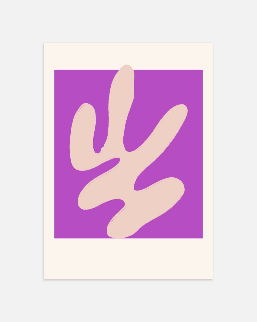 Beige abstracte vorm op paarse achtergrond Poster – portret wanddecoratie van WallArtistic