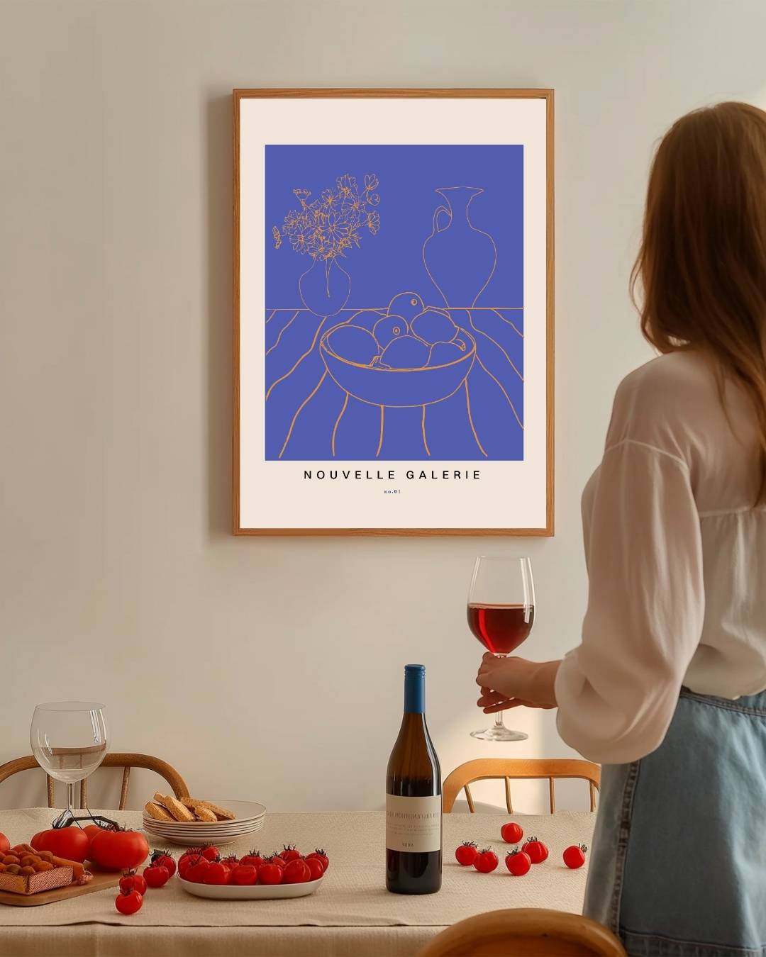 Diepblauw stilleven met vaas Poster – staande poster voor modern interieur
