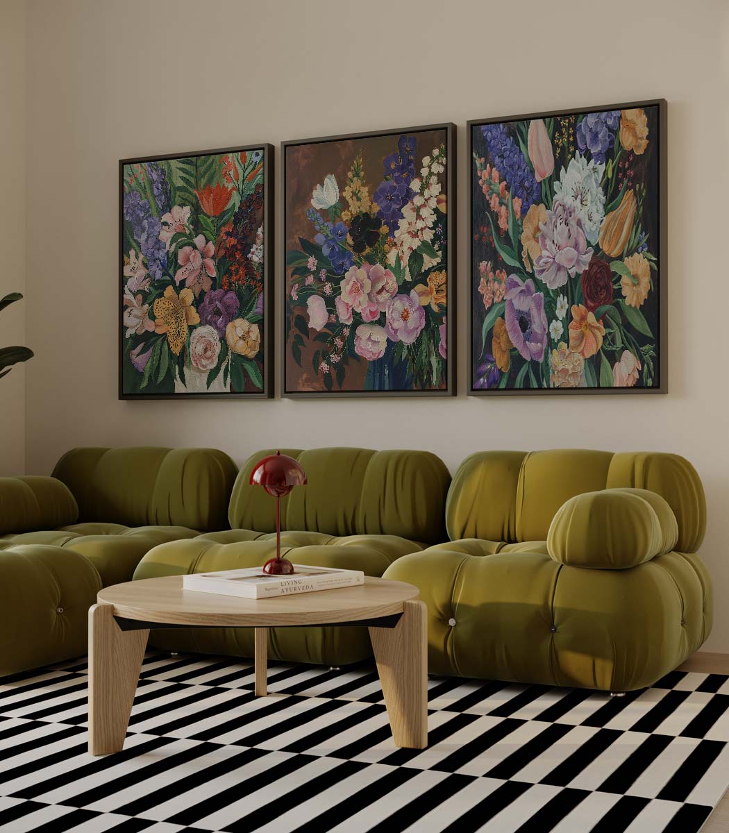 Klassiek bloemenboeket op donkere achtergrond – drieluik als wanddecoratie