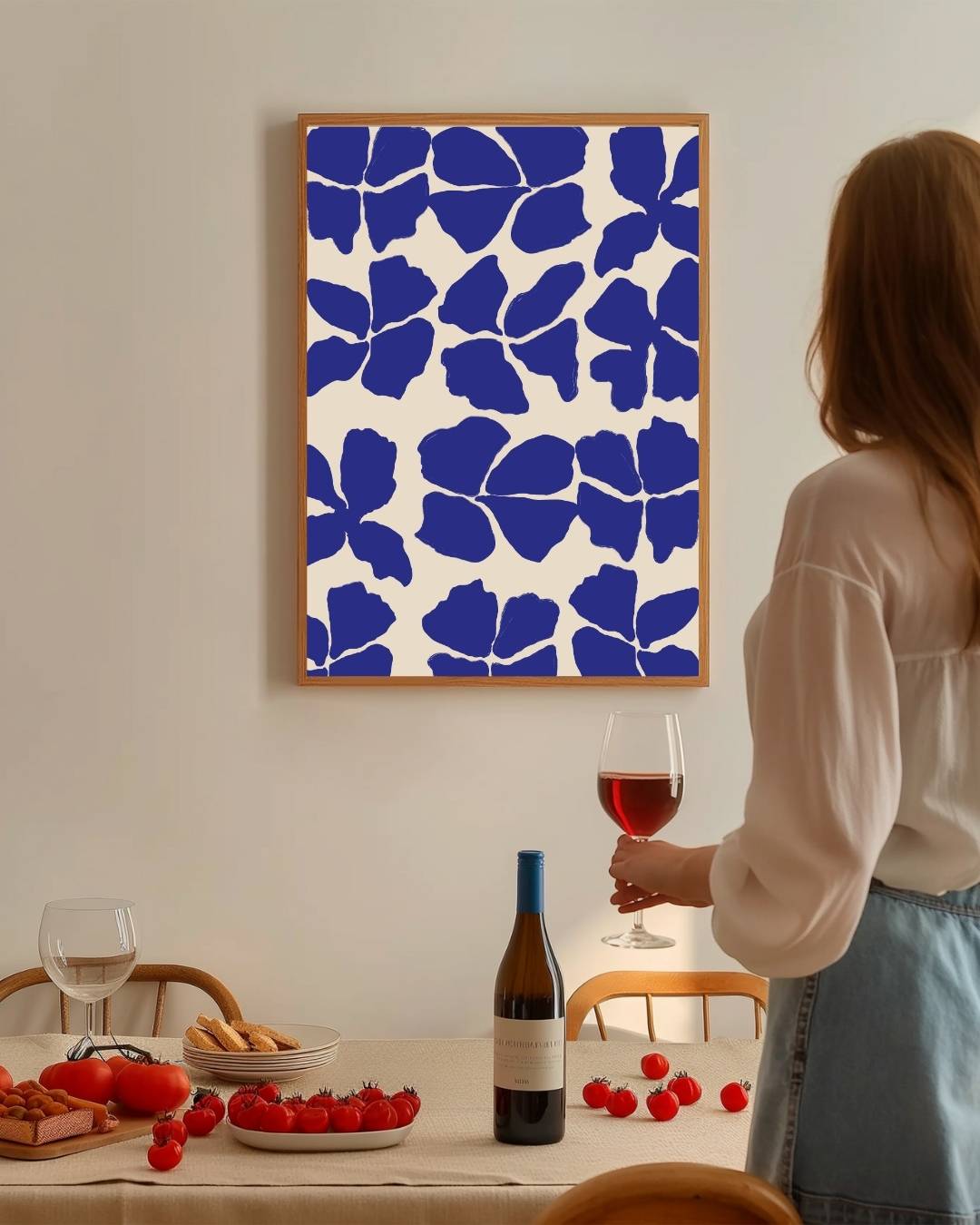 Blauwe bloemen poster – staande poster voor modern interieur