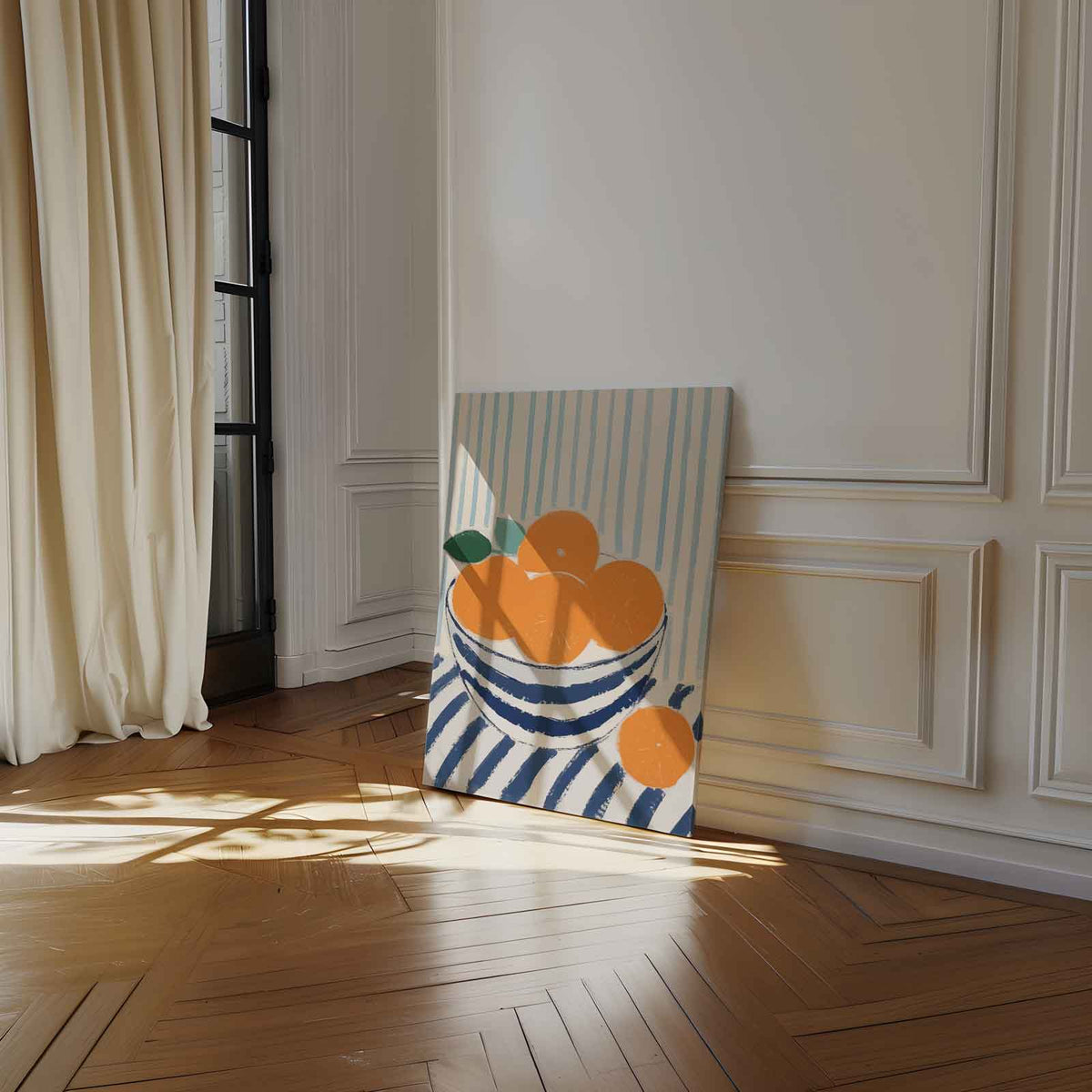 Blauwe kom met sinaasappels op gestreept tafelkleed – staand kunstwerk voor modern interieur