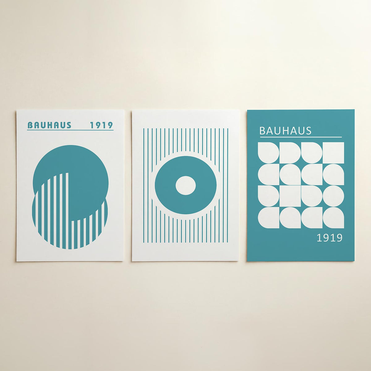 Cirkel en strepen posterset – detailweergave – deze posterset in drie delen toont een grote blauwe cirkel met verticale witte
