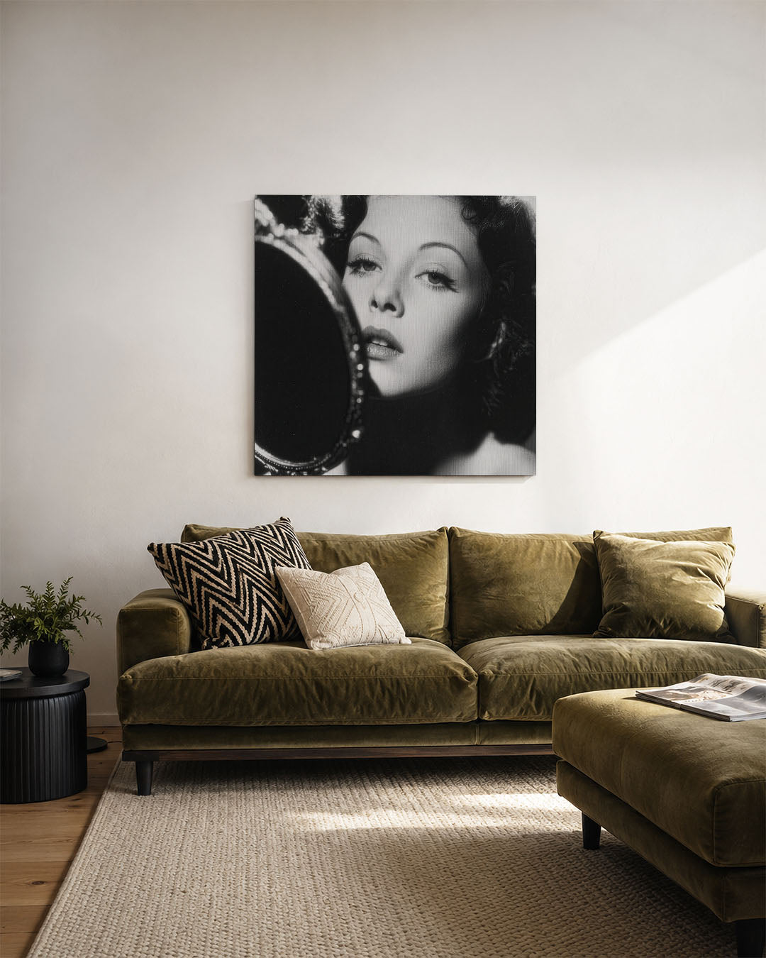 Elegante spiegeling kunstwerk – derde productweergave – dit kunstwerk toont een vrouw die zichzelf in een spiegel bekijkt. De