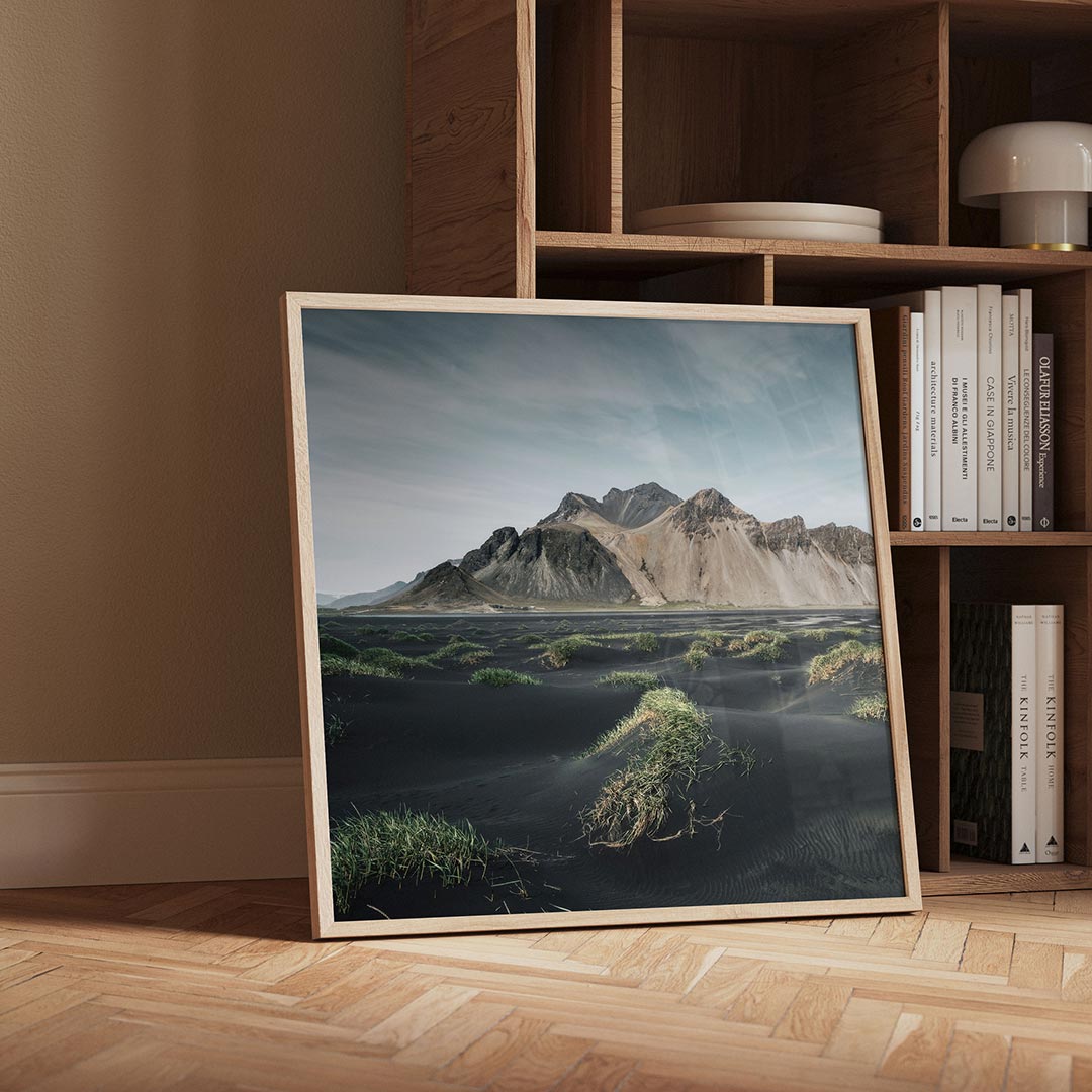 Berglandschap met gras poster – detailweergave – een indrukwekkend berglandschap met donkere zandduinen en verspreide
