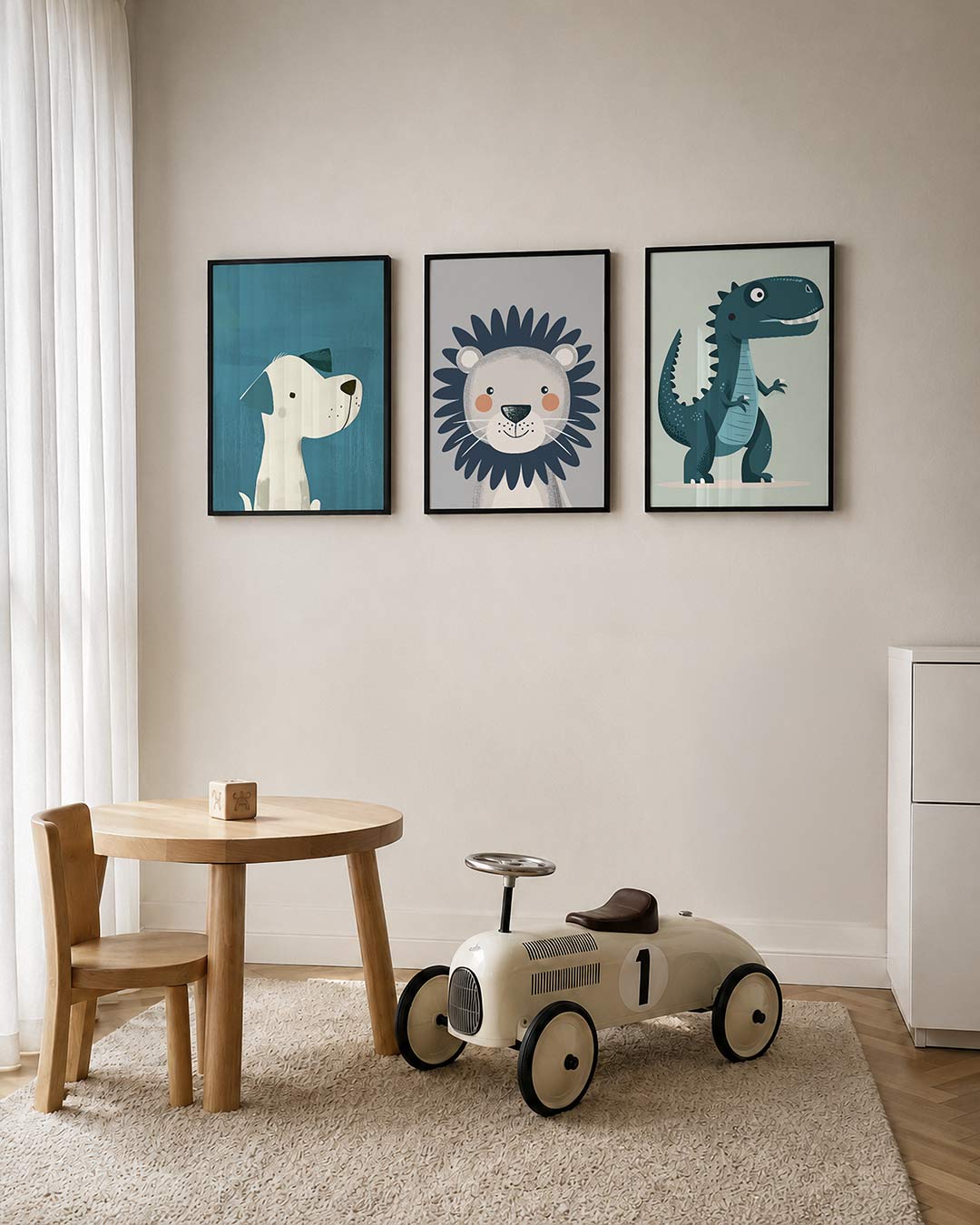 Hond in blauw posterset – tweede productweergave – een speelse hond tegen een zachte blauwe achtergrond