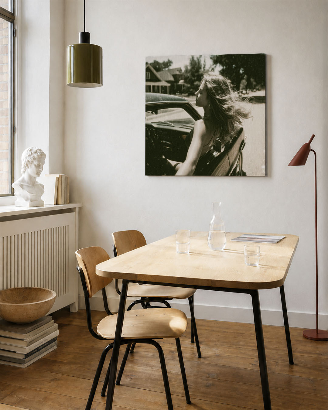 Zomerse autorit kunstwerk – vierkante wanddecoratie – dit kunstwerk toont een vrouw die geniet van een autorit op een zonnige