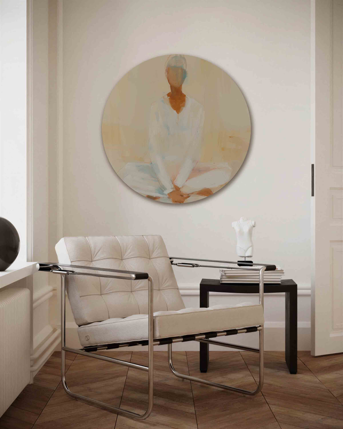 Zittende figuur – kleurrijke muurcirkel als ronde wanddecoratie