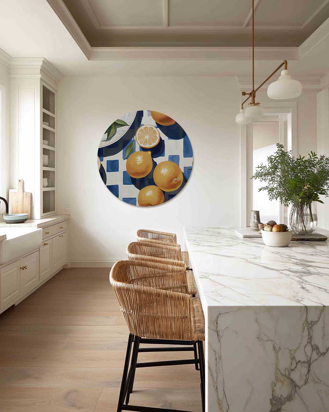 Citroenen en blauw wit patroon – abstracte muurcirkel als ronde wanddecoratie