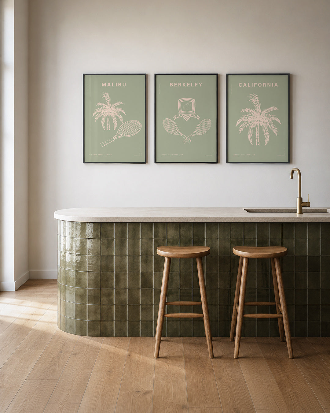 Palm en racket – een palmboom en tennisracket in zachte pasteltinten op een groene achtergrond – weergave 2