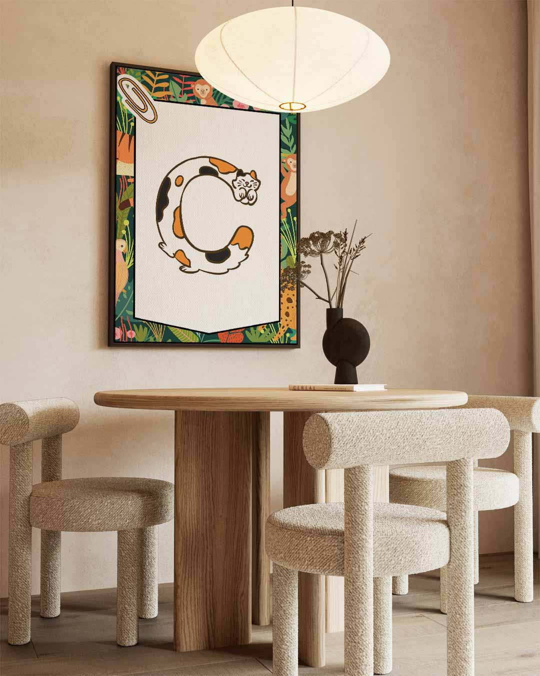 Slaapkat Alfabet Print – kunstwerk met zwarte baklijst