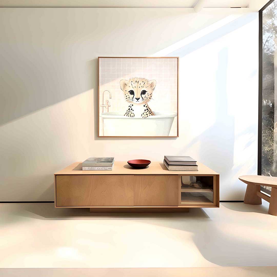 Jonge cheetah in bad – vierkante dieren wanddecoratie van WallArtistic