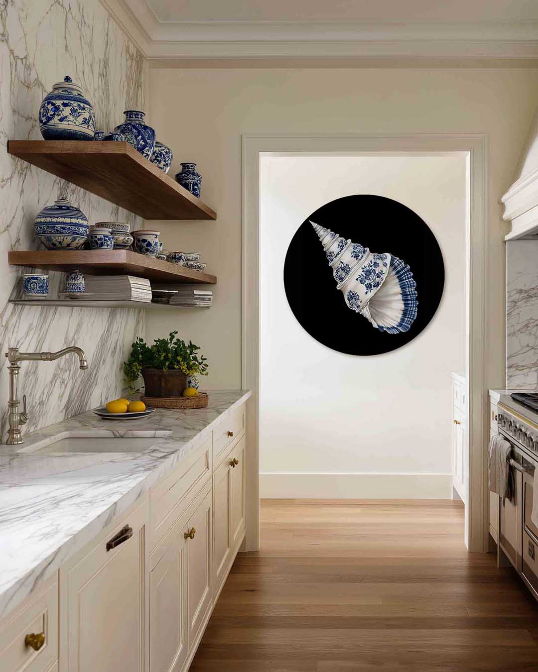 Schelp met blauwe bloemen – kleurrijke Pop Art muurcirkel voor aan de muur
