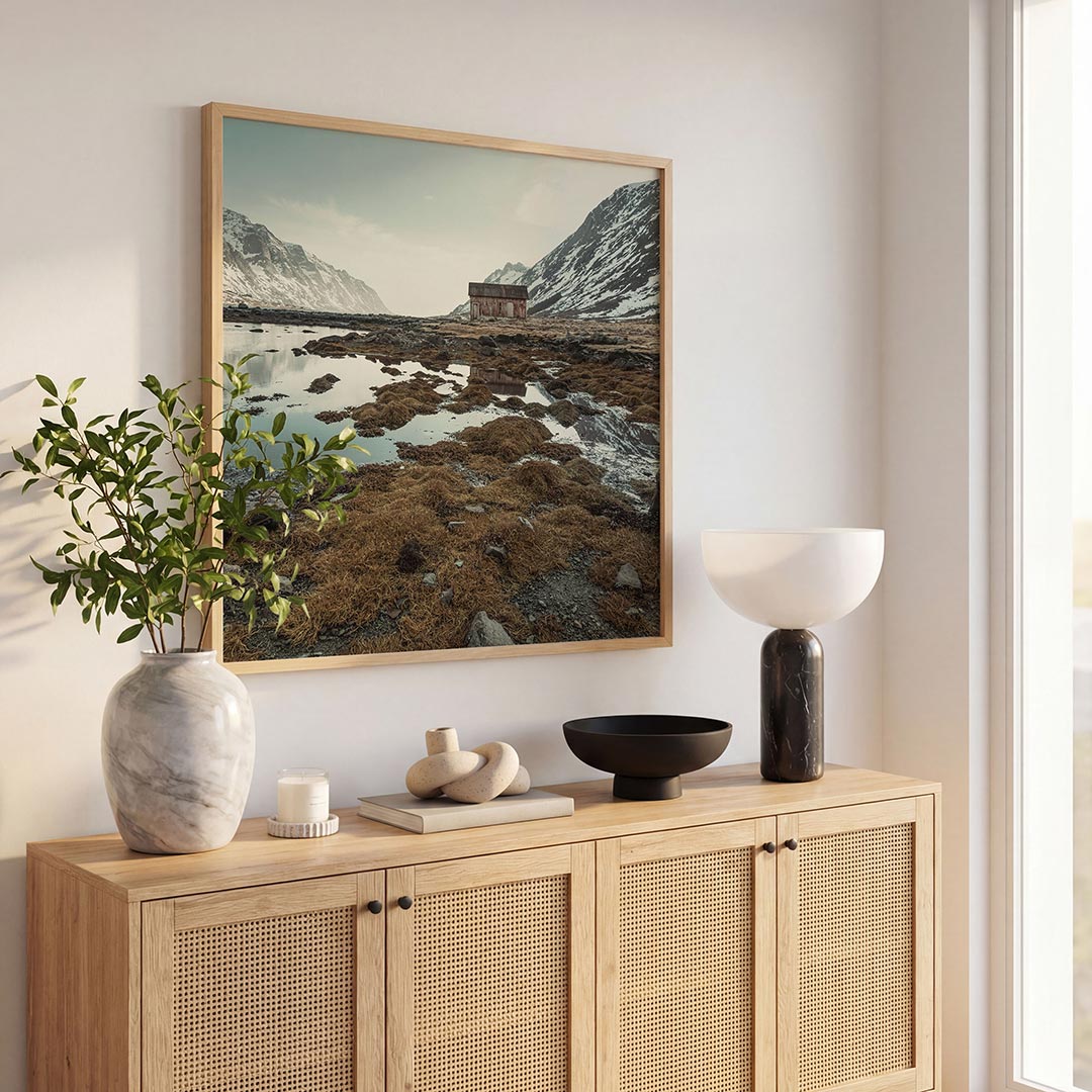 Berglandschap poster – tweede productweergave – een berglandschap met een hut, omgeven door besneeuwde bergen en