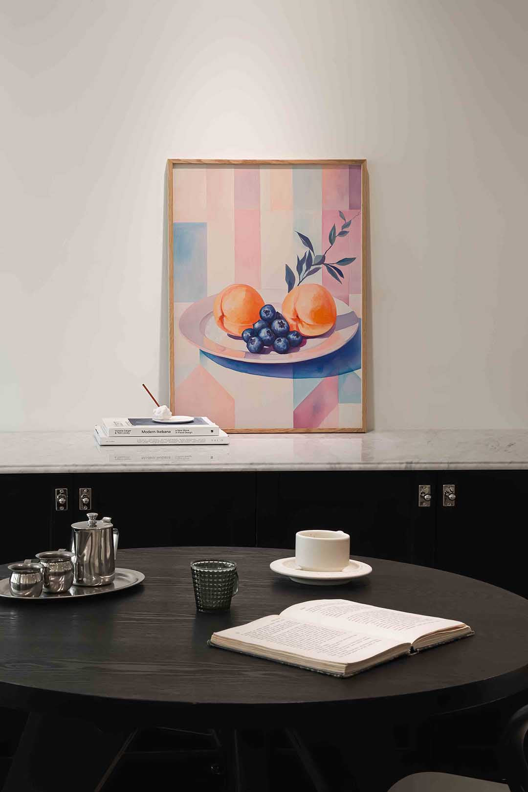 Perziken en blauwe bessen – moderne poster in staand formaat