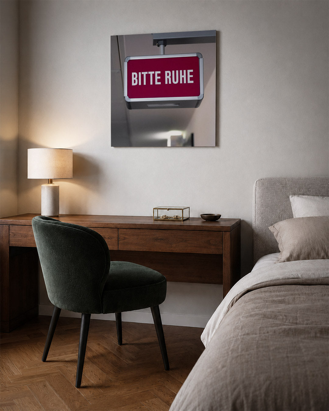 Rustig verzoek bord kunstwerk – sfeerbeeld – een rechthoekig bord met een rode achtergrond en witte tekst. Het bord hangt aan