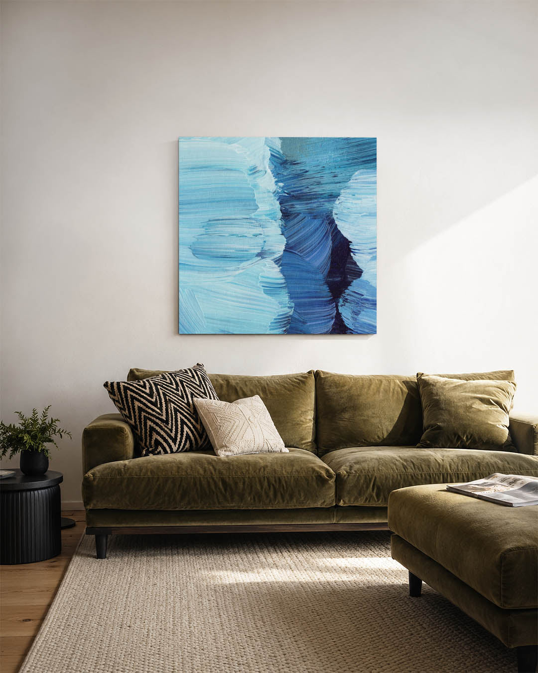 Dynamische blauwe borstels kunstwerk – sfeerbeeld – dit werk toont vloeiende penseelstreken in diverse blauwtinten. De