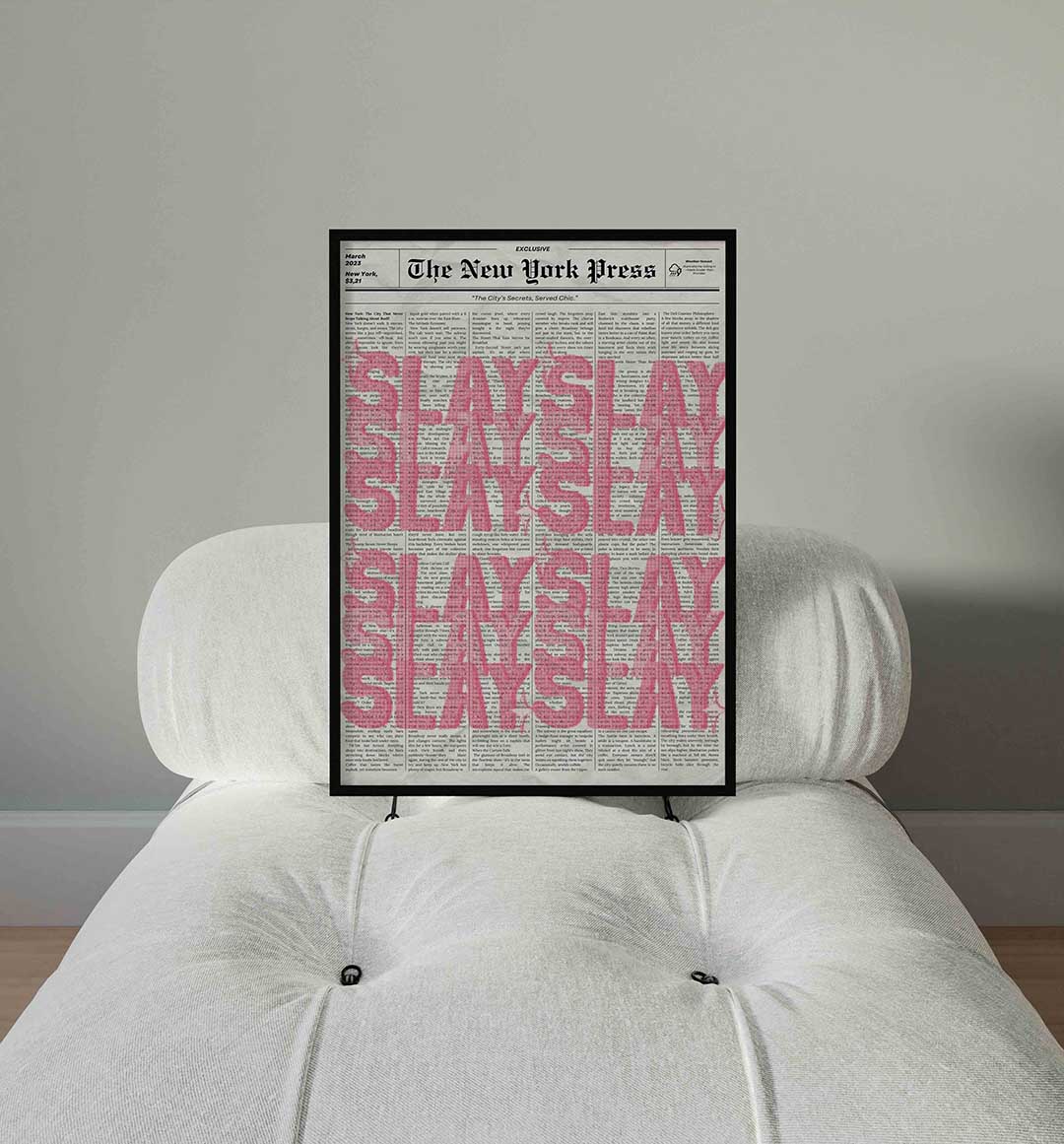 Newspaper en roze tekst – staande Pop Art wanddecoratie van WallArtistic