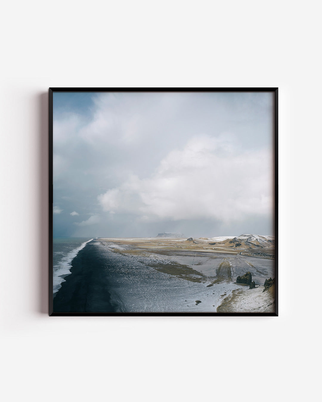 Kustlandschap met wolken poster – vierkante wanddecoratie – deze poster toont een uitgestrekt kustlandschap met een