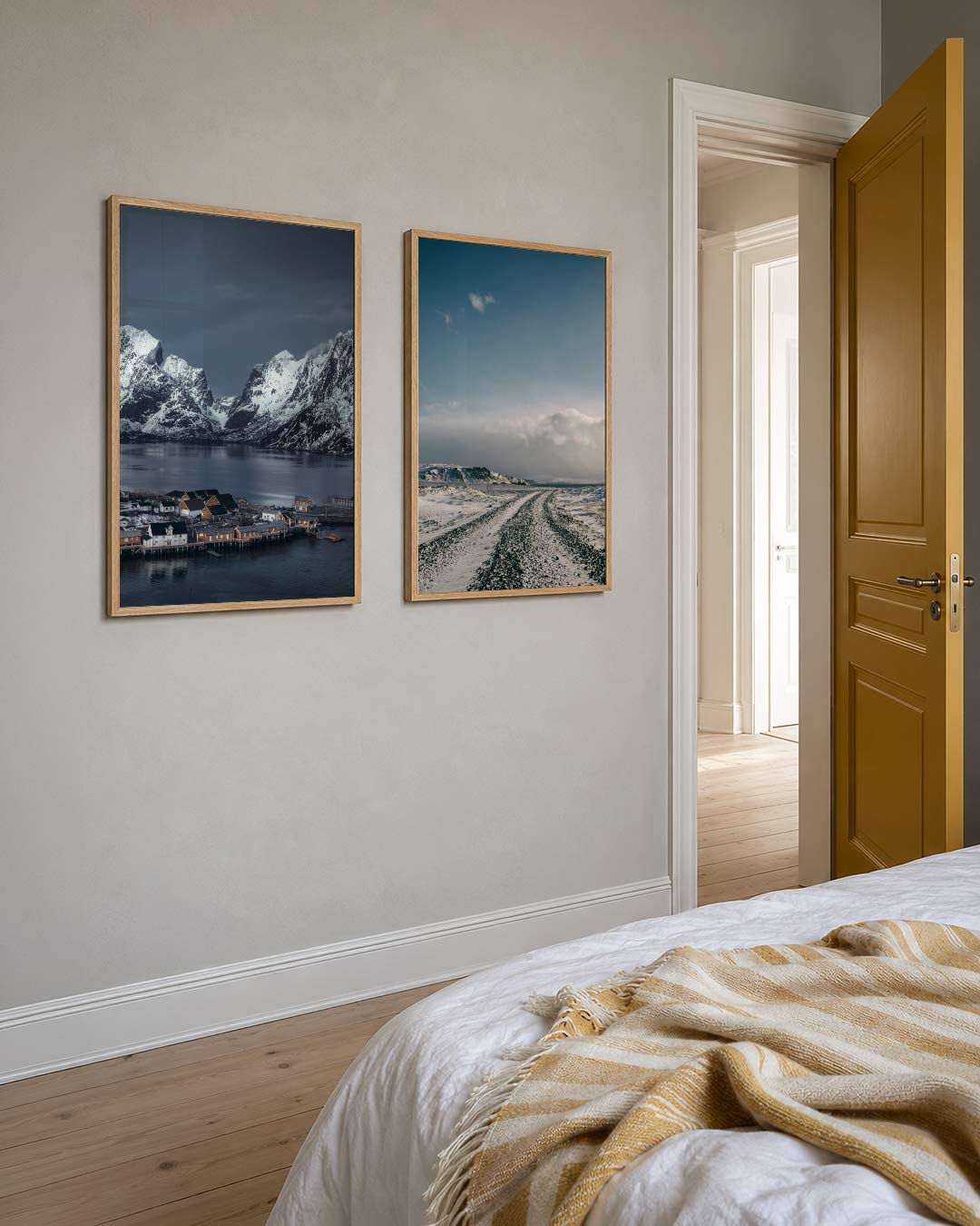 Bergen en water posterset – detailweergave – sereen landschap met besneeuwde bergen en kalm water. Warme huizen aan de