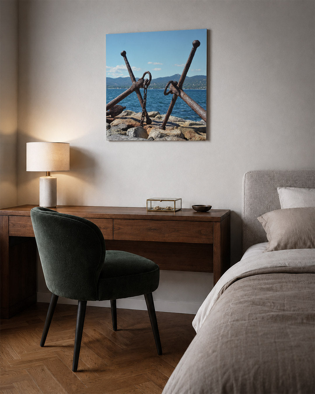 Ankers aan zee kunstwerk – sfeerbeeld – twee verweerde ankers rusten op rotsen aan de kust, met een blauwe zee en heuvels op