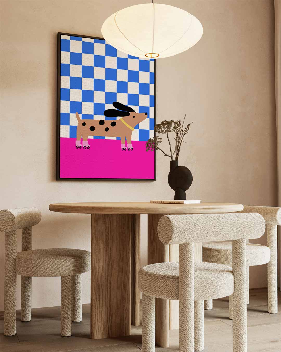 Hond op Rolschaatsen in Stijlvol Patroon – staand kunstwerk voor modern interieur