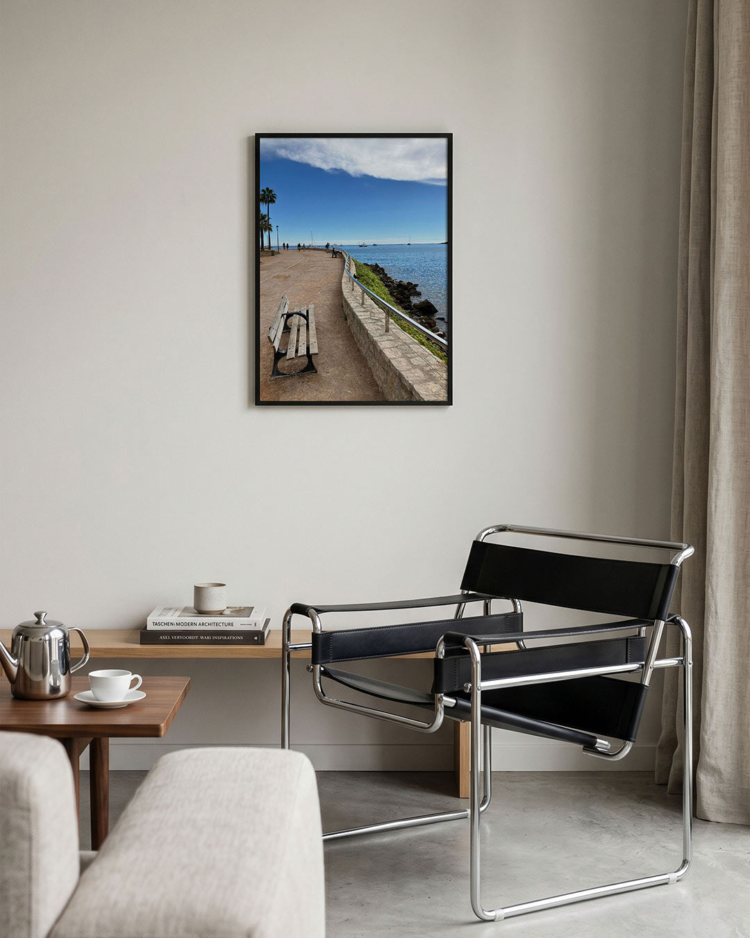 Zeezicht promenade poster – tweede productweergave – een kronkelend pad langs de kust met bankjes, omgeven door blauwe lucht