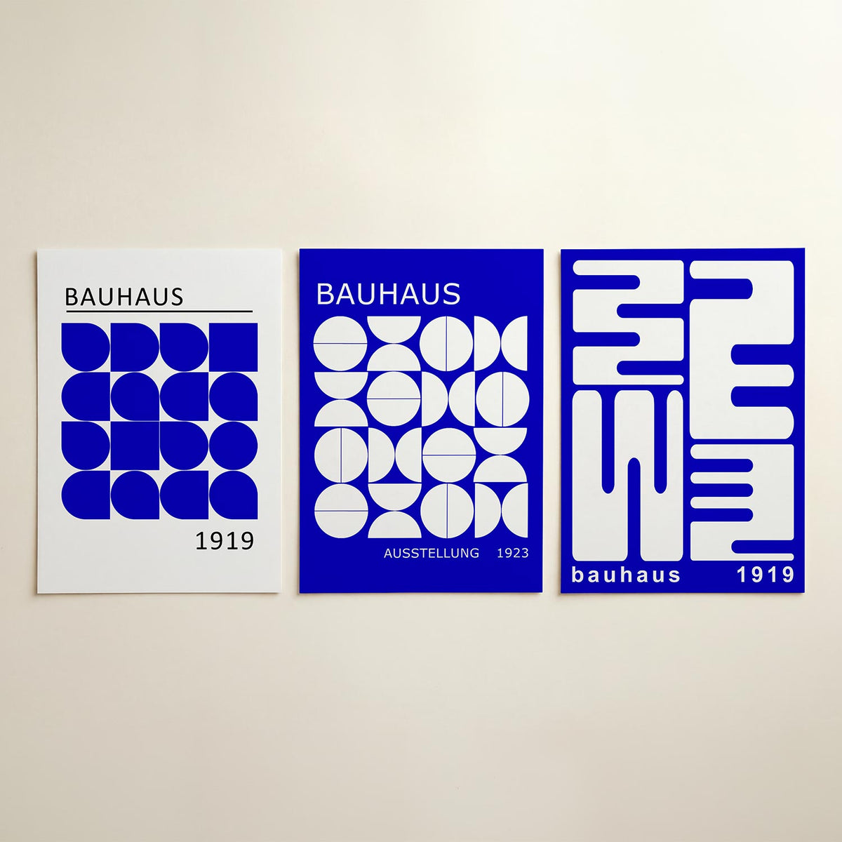 Vorm en kleur posterset – detailweergave – deze posterset in drie delen toont een speelse combinatie van blauwe halve cirkels