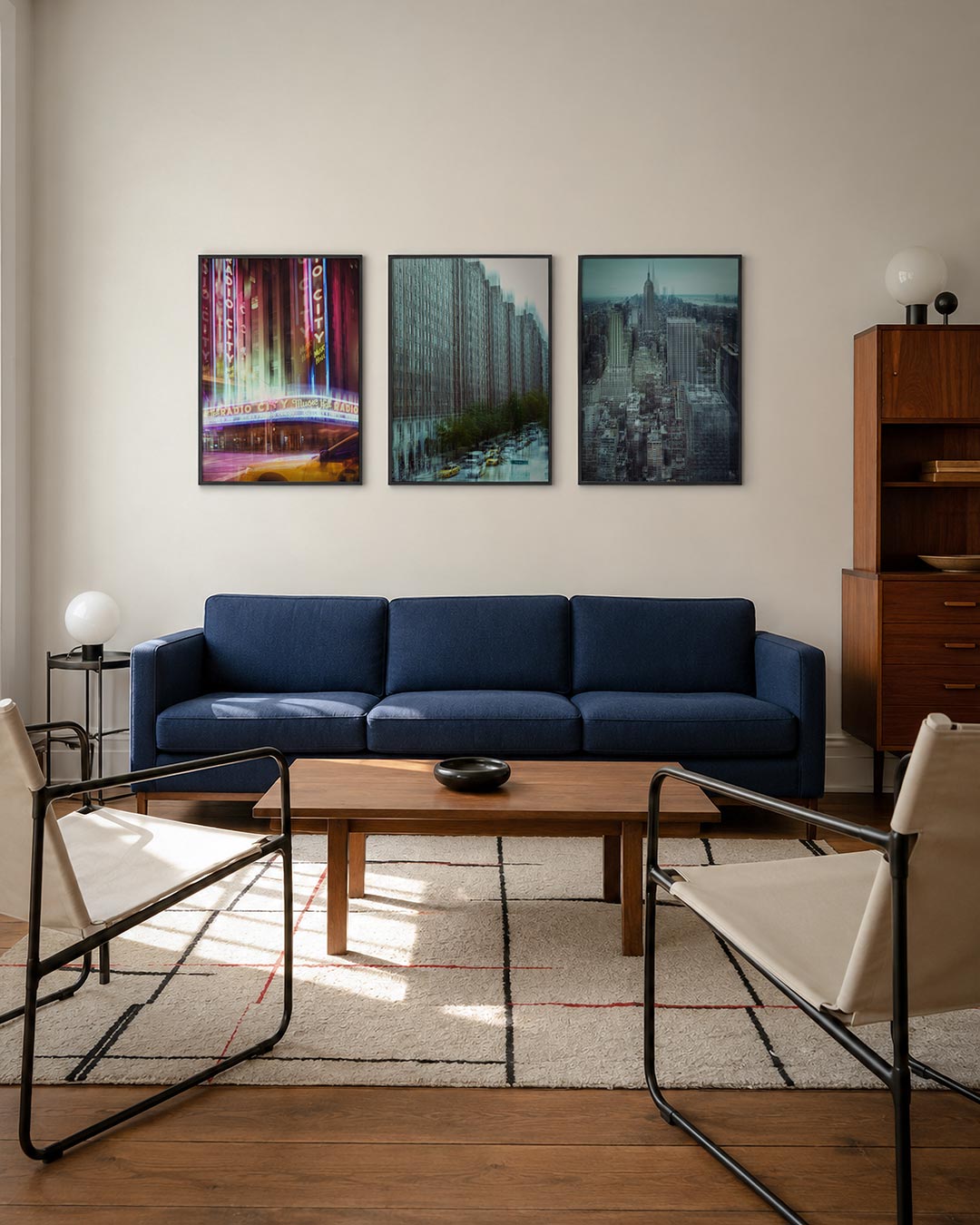 Neonlicht ritme driedelige posterset – deze afbeelding toont een levendig spel van verticale neonlijnen in roze, blauw en