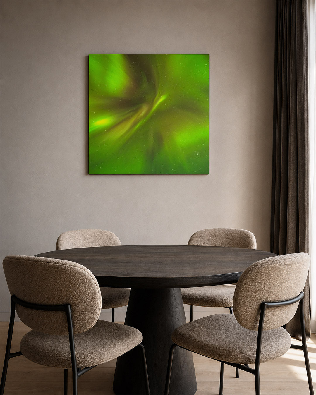Groene lichtslierten kunstwerk – tweede productweergave – deze kunstwerk toont een dynamisch spel van groene lichtslierten