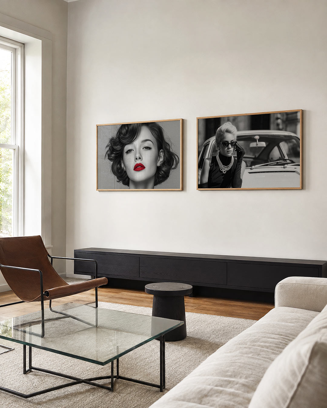 Interieurpresentatie van twee posters met donkere tinten en een rustige visuele opbouw