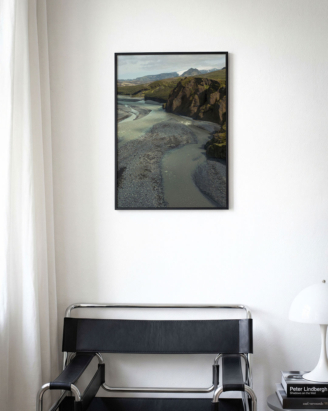 Rivierlandschap met bergen poster – derde productweergave – deze poster toont een kronkelende rivier omgeven door ruige