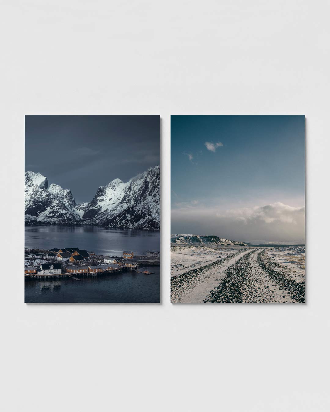 Bergen en water posterset – sfeerbeeld – sereen landschap met besneeuwde bergen en kalm water. Warme huizen aan de kustlijn