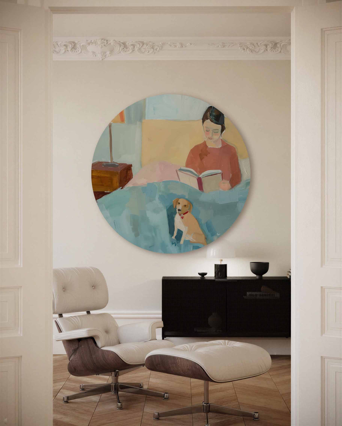 Lezende vrouw met hond – muurcirkel met kleur en vormen voor aan de muur
