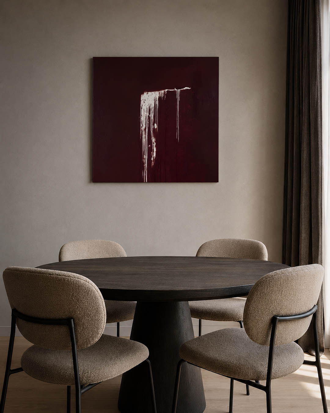 Druipend contrast kunstwerk – tweede productweergave – dit kunstwerk toont een donkerrood vlak met witte verfstrepen die naar