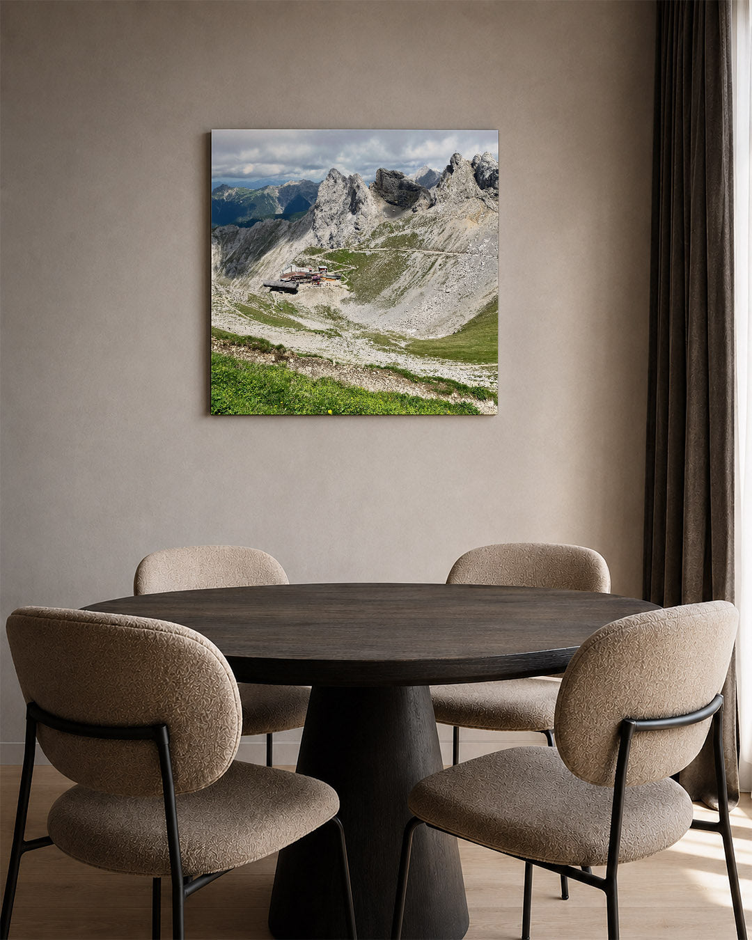 Berglandschap met rotsen kunstwerk – tweede productweergave – dit werk toont een indrukwekkend berglandschap met ruige