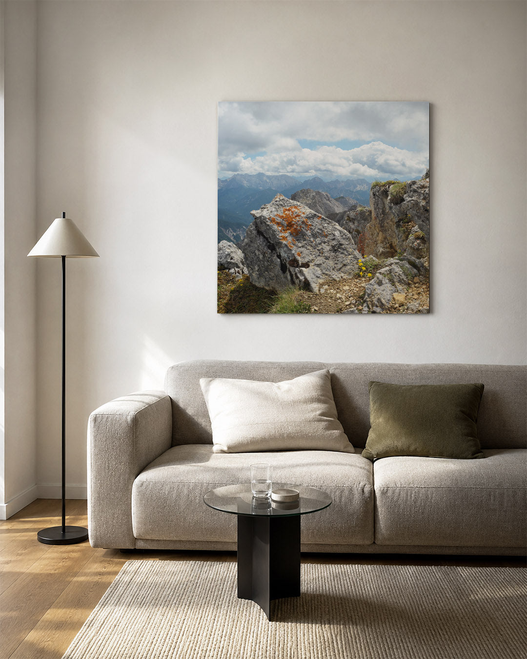 Berglandschap met rotsen kunstwerk – vierkante wanddecoratie – deze kunstwerk toont een berglandschap met ruige rotsen en een