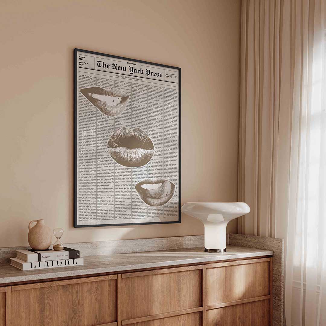 Drie lippen op krantenachtergrond – kleurrijke Pop Art poster in staand formaat