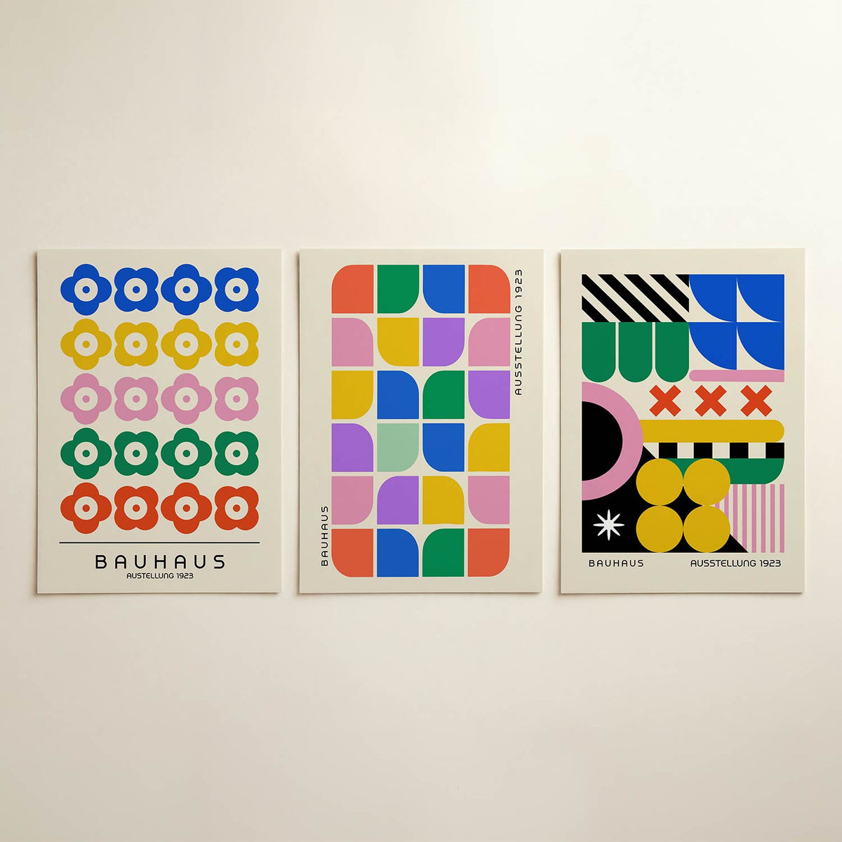 Bloemvormen ritme posterset – detailweergave – deze posterset in drie delen toont een herhaling van kleurrijke bloemvormen.