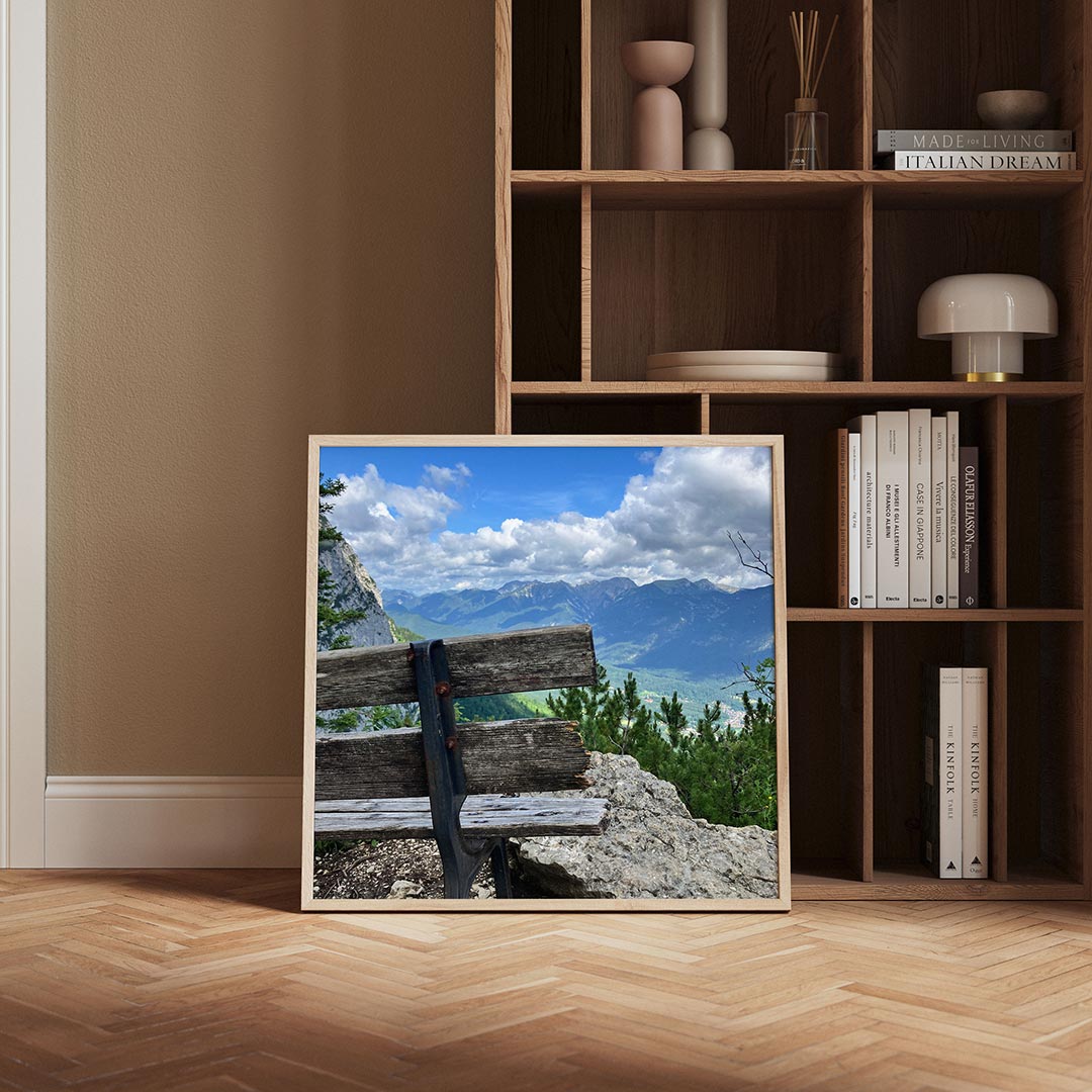 Landschap met bank poster – derde productweergave – een verweerde houten bank staat op de voorgrond met een uitzicht op