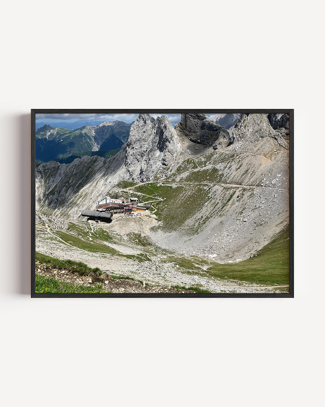 Berglandschap met rotsen poster – liggende wanddecoratie – een indrukwekkend berglandschap met ruige rotsformaties en groene