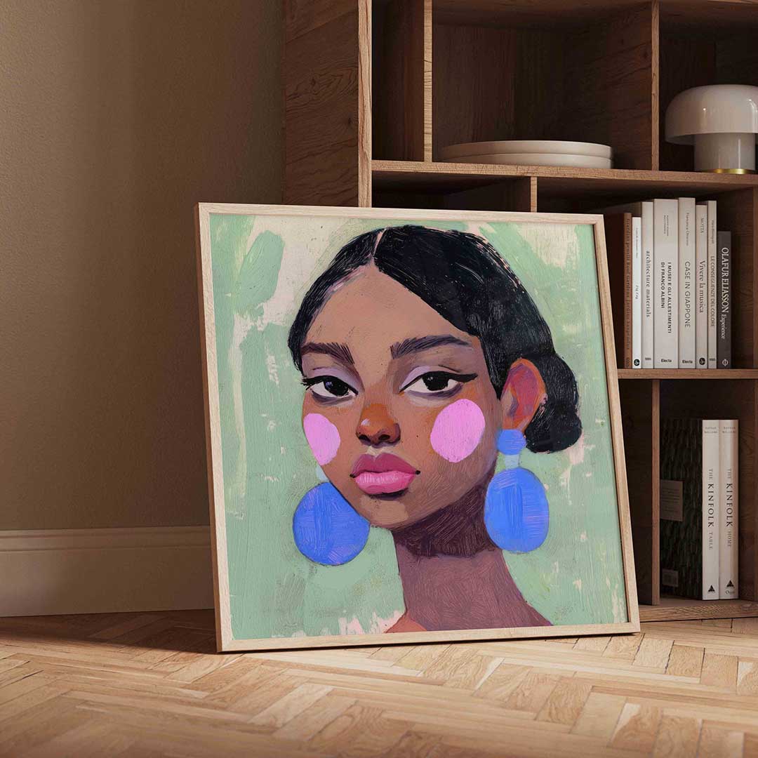 Vrouw met blauwe oorbellen – vierkante moderne wanddecoratie van WallArtistic