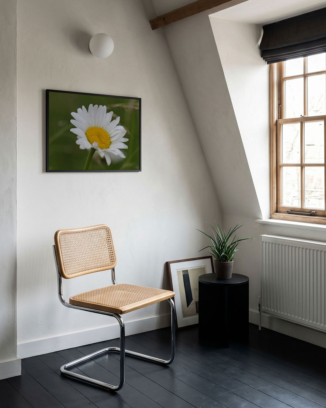 Bloem in natuur poster – tweede productweergave – deze poster toont een witte bloem met een gele kern tegen een groene