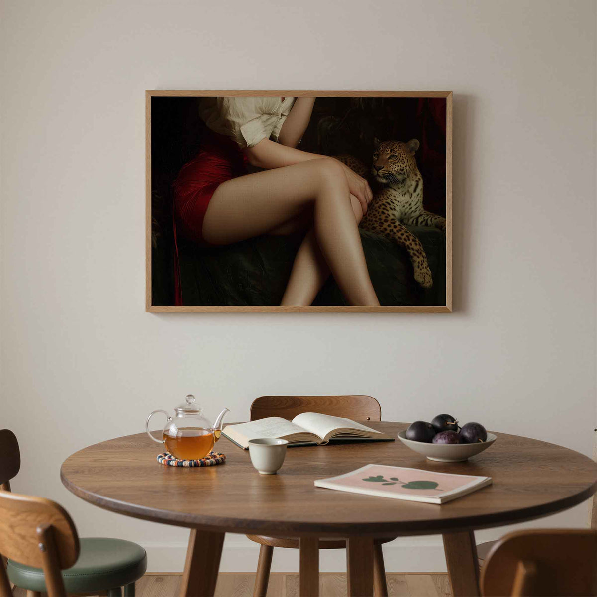 Vrouw met luipaard – liggende moderne wanddecoratie van WallArtistic