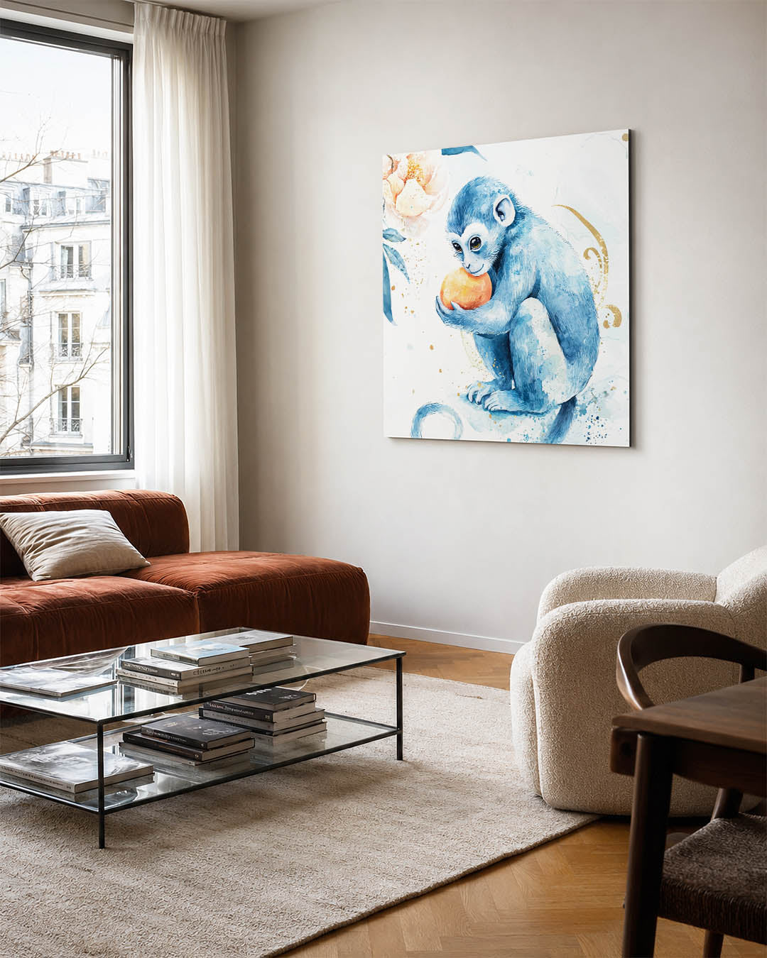 Speelse blauwe aap kunstwerk – vierkante wanddecoratie – dit kunstwerk toont een blauwe aap die een oranje vrucht vasthoudt.