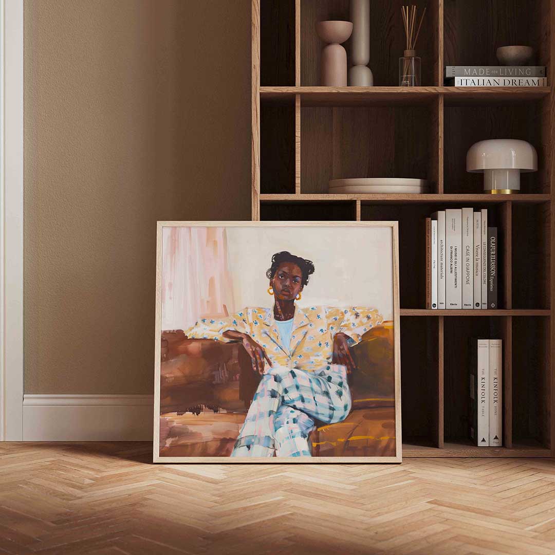Vrouw op bank – vierkante design wanddecoratie van WallArtistic
